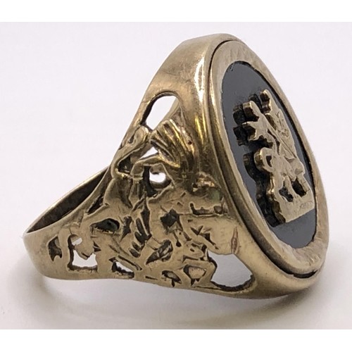 817 - A 9ct gold and onyx signet ring, ring size Q