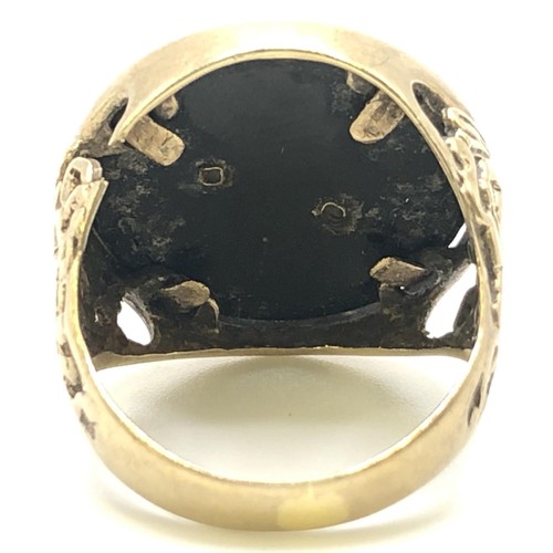 817 - A 9ct gold and onyx signet ring, ring size Q