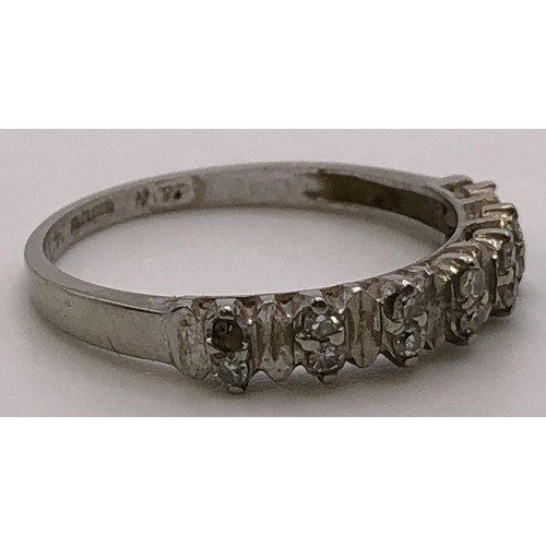 816 - An 18ct white gold and diamond ring, ring size M