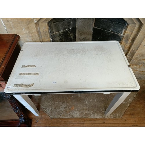 1302 - A kitchen table, with an enamel top, 120 cm wide