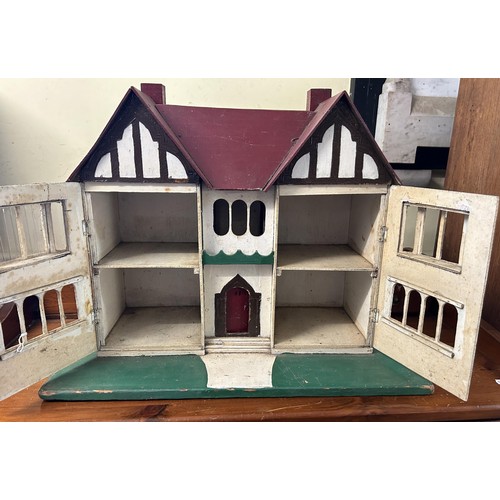 1239 - A vintage dolls house, 84 cm wide