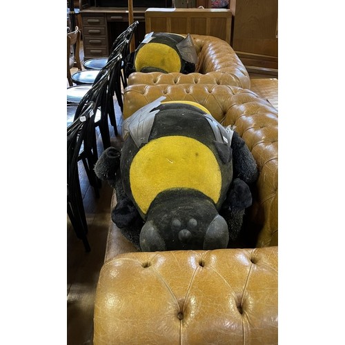 1161 - A pair of large prop bumble bees, reportedly from Pinewood Studios, film unknown, 100 cm wide (2)