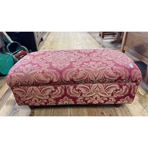 1393 - An upholstered footstool