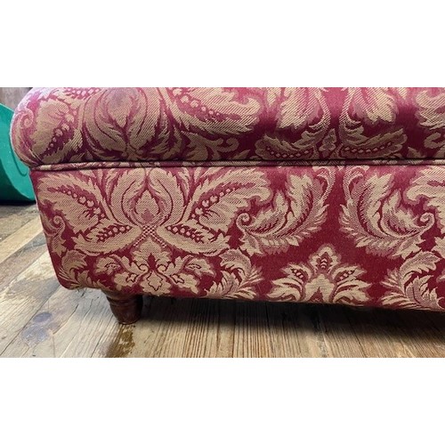 1393 - An upholstered footstool