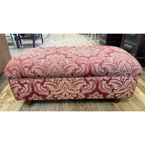 1393 - An upholstered footstool