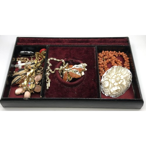 829 - Assorted costume jewellery, in a vintage leather jewellery box and a wedding band, ring size T