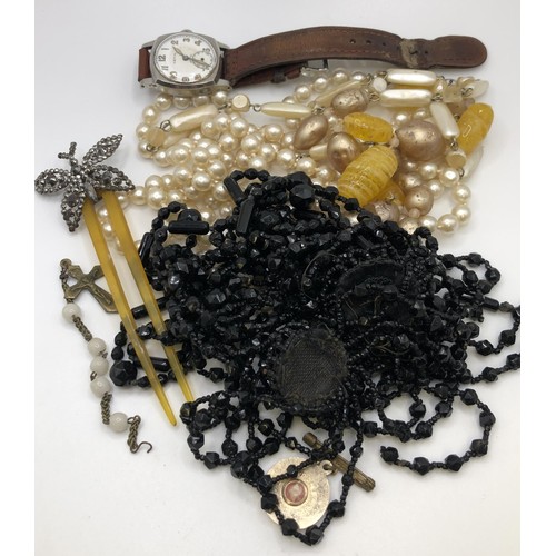 829 - Assorted costume jewellery, in a vintage leather jewellery box and a wedding band, ring size T