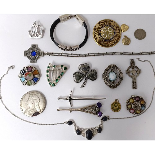 830 - Assorted costume jewellery