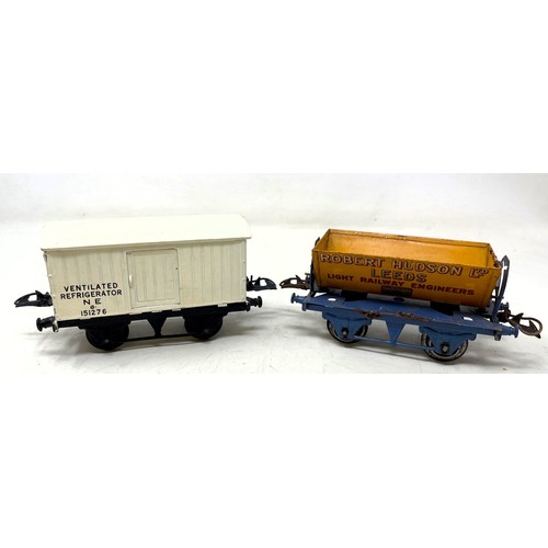 18 - Assorted O gauge rolling stock and accessories, boxed (box)