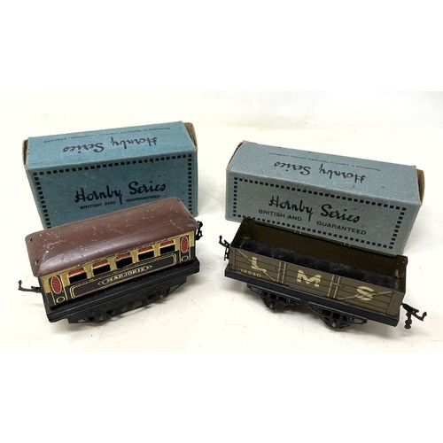 18 - Assorted O gauge rolling stock and accessories, boxed (box)