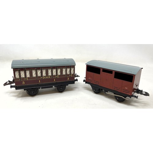 18 - Assorted O gauge rolling stock and accessories, boxed (box)