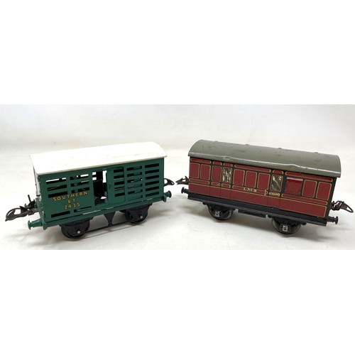 18 - Assorted O gauge rolling stock and accessories, boxed (box)