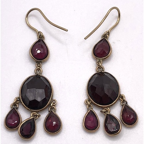 775 - A pair of garnet drop earrings