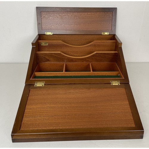 562 - A music box, in a pine case, 15 cm wide, and a writing box, 36 cm wide (2)