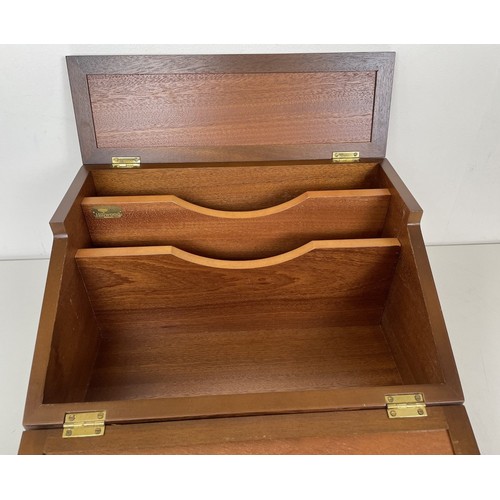 562 - A music box, in a pine case, 15 cm wide, and a writing box, 36 cm wide (2)