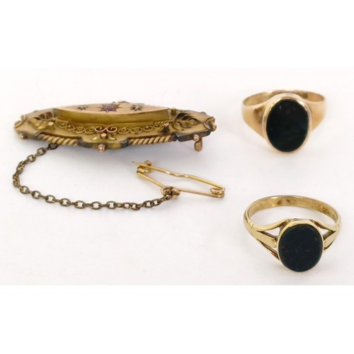 736 - A late 19th/early 20th century 9ct gold oval memorial brooch, a 9ct gold signet ring, and another (3... 