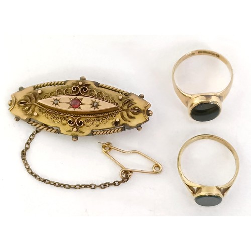 736 - A late 19th/early 20th century 9ct gold oval memorial brooch, a 9ct gold signet ring, and another (3... 