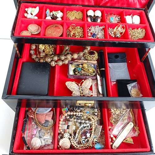 814 - Assorted costume jewellery, in a jewellery box