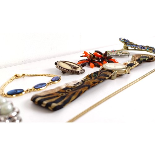 819 - An amber coloured bead necklace, and assorted costume jewellery