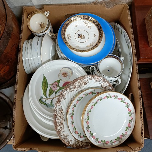 569 - A group of Worcester porcelain tea bowls and saucers, and other ceramics (box)