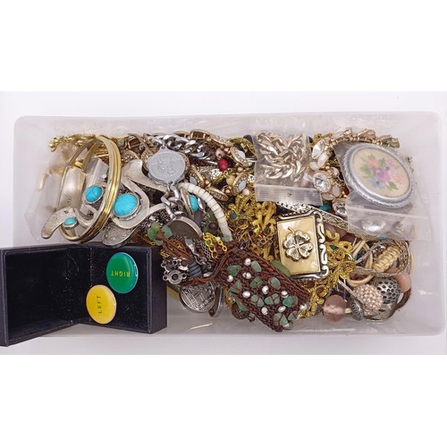 835 - Assorted costume jewellery