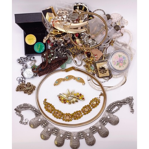 835 - Assorted costume jewellery