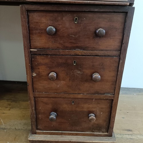 913 - A Victorian mahogany cylinder desk, 139 cm wide