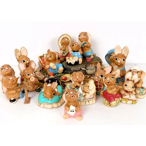 601 - Assorted Pendelfin and other figures (box)