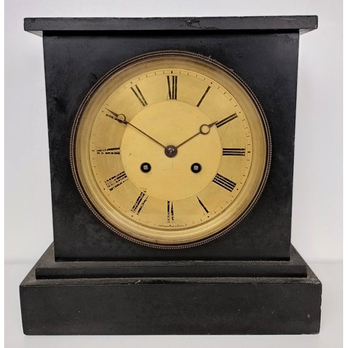 863 - A mantel clock, in a slate case, 27 cm wide, and four other clocks (5)