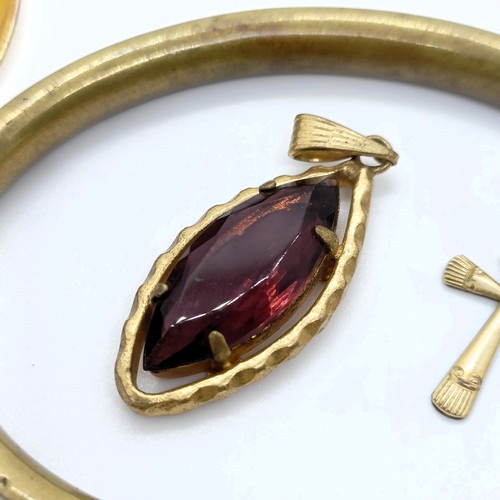 746 - A rolled gold bangle, and assorted other jewellery