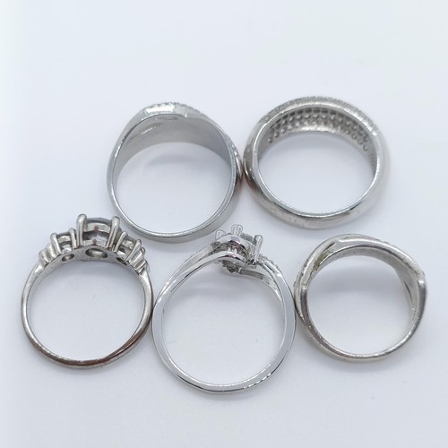 747 - A silver gem set dress ring, and four others (5)