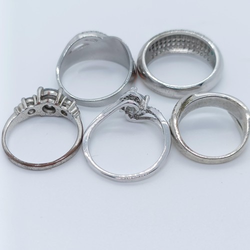 747 - A silver gem set dress ring, and four others (5)