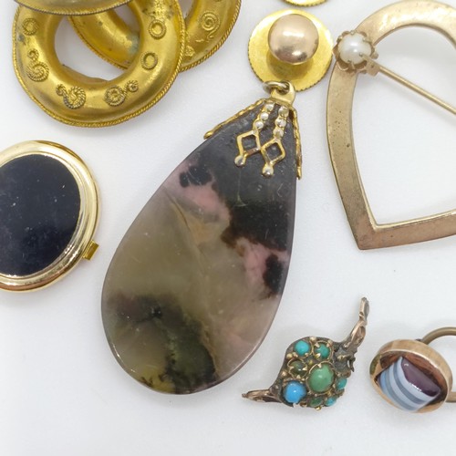 756 - A 9ct gold and hardstone tear drop pendant, and assorted other jewellery