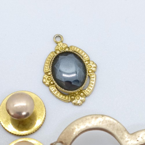 756 - A 9ct gold and hardstone tear drop pendant, and assorted other jewellery