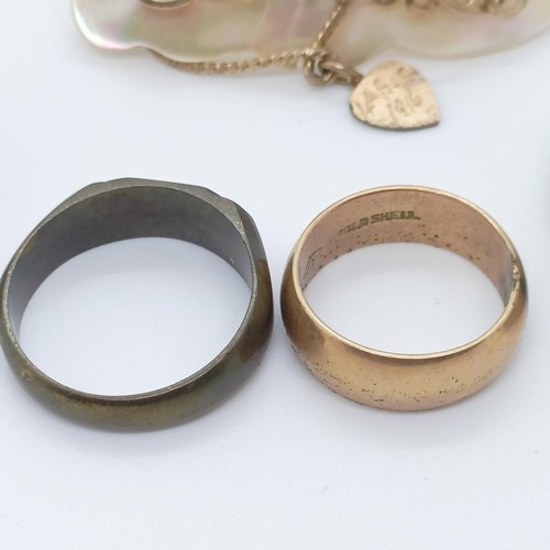 773 - A gilt metal signet ring, and assorted other jewellery