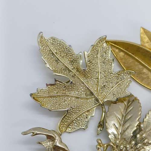 801 - A gilt metal leaf brooch, and four others (5)