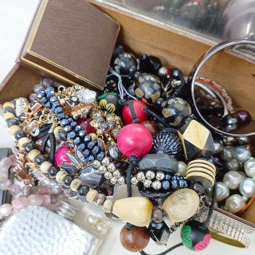 810 - Assorted costume jewellery to include a black bead necklace and an Art Deco style figure of a young ... 