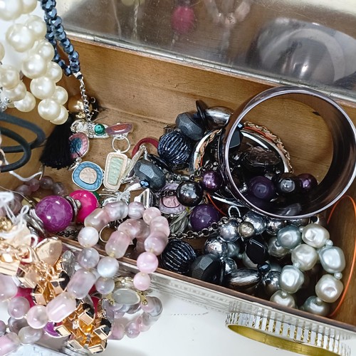 810 - Assorted costume jewellery to include a black bead necklace and an Art Deco style figure of a young ... 