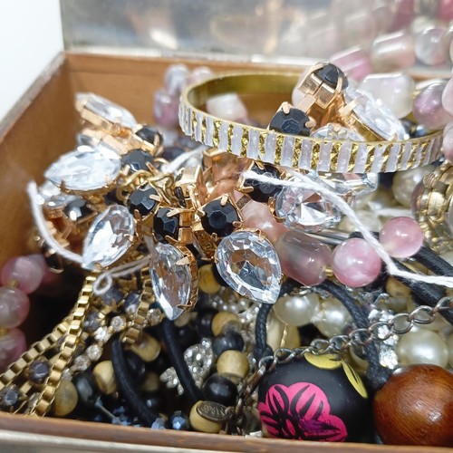 810 - Assorted costume jewellery to include a black bead necklace and an Art Deco style figure of a young ... 