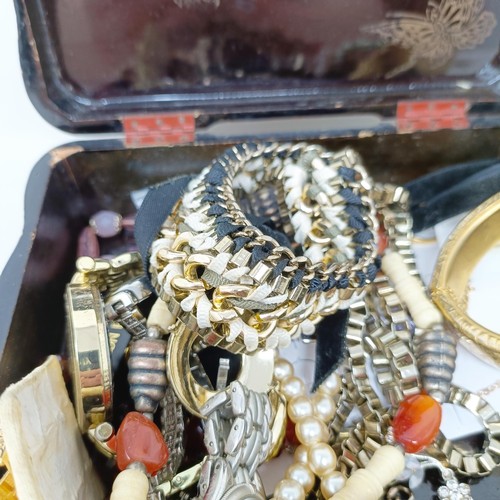 811 - Assorted costume jewellery, in a lacquered jewellery box