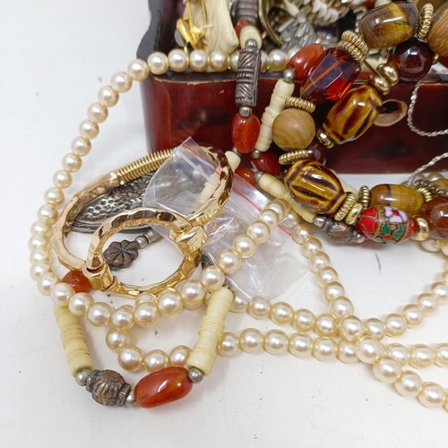 811 - Assorted costume jewellery, in a lacquered jewellery box