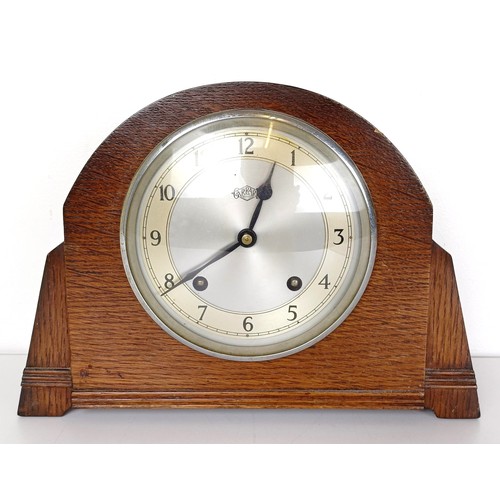 609 - An oak mantel clock and assorted items (qty)