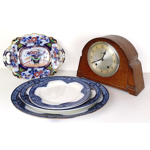 609 - An oak mantel clock and assorted items (qty)