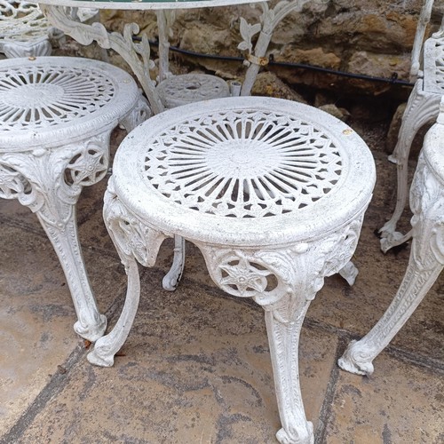 1077 - A painted garden table, 80 cm diameter, two stools, and four garden chairs (8)