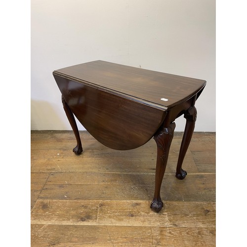 979 - A mahogany drop leaf table, on carved cabriole legs to claw and ball feet, 85 cm wide