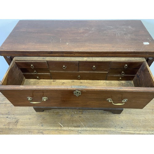 946 - A mahogany bachelors type chest, 91 cm wide