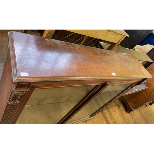 997 - A mahogany bookcase, with two glazed doors, 123 cm high x 135 wide