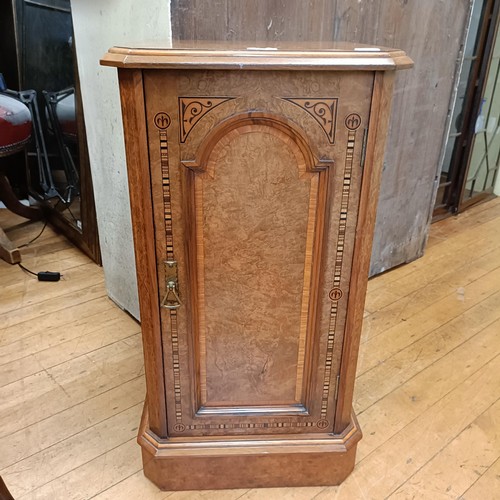 1069 - A Victorian walnut pot cupboard, 41 cm wide