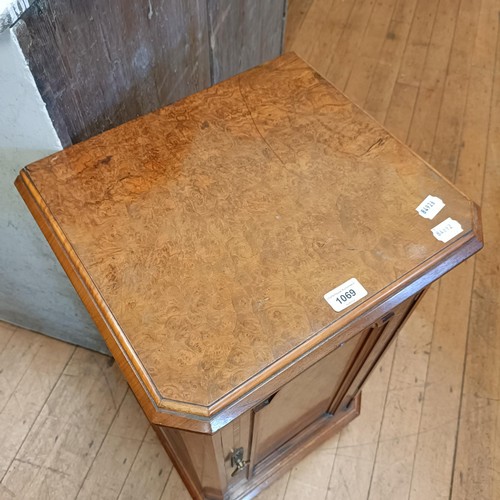 1069 - A Victorian walnut pot cupboard, 41 cm wide