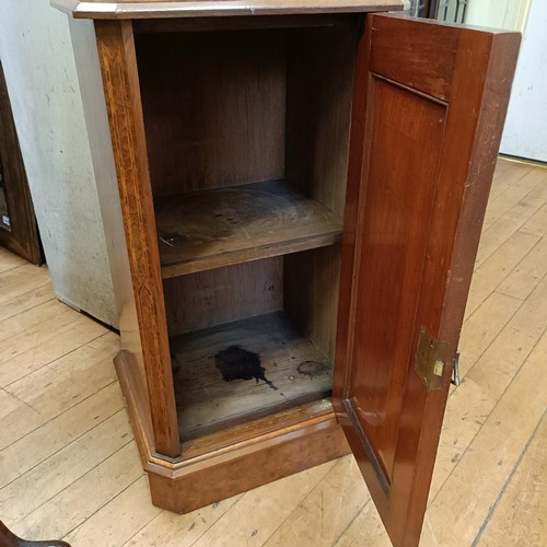 1069 - A Victorian walnut pot cupboard, 41 cm wide